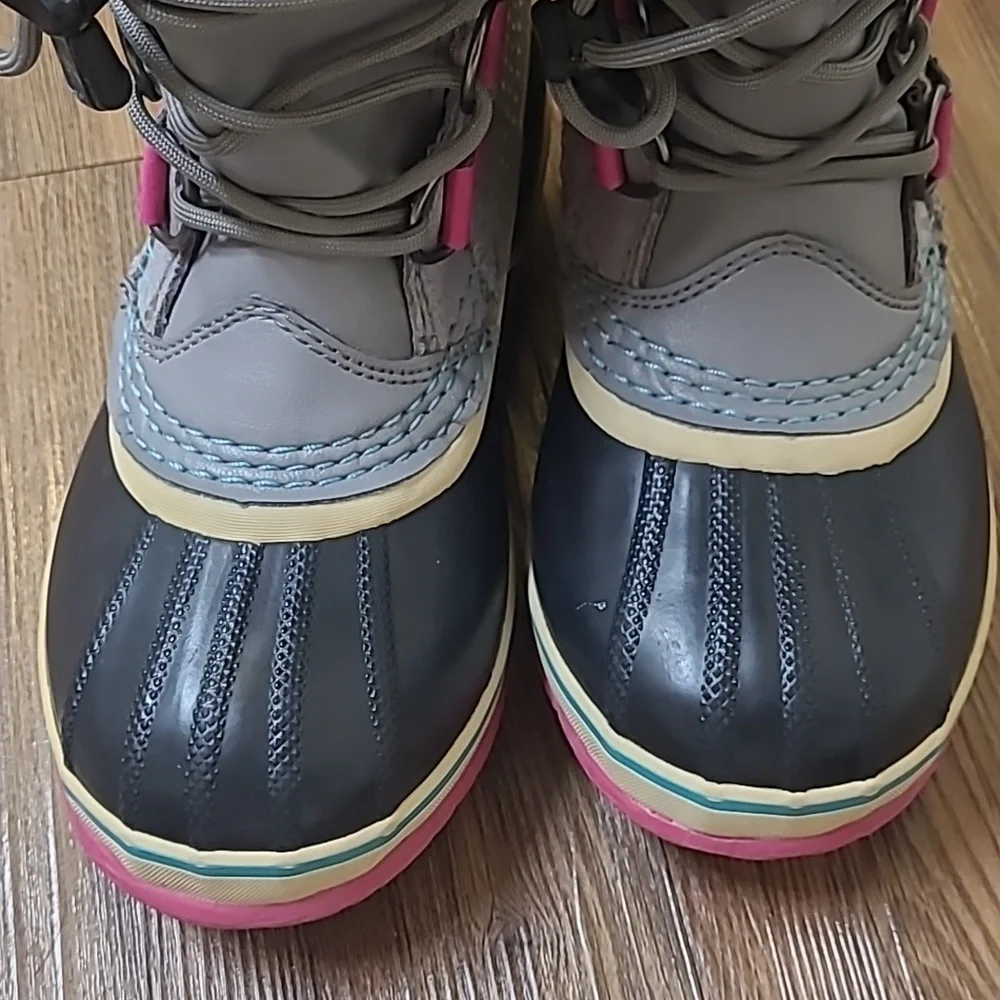 Sorel Gray and Pink Faux Fur Winter Bootsfor women zise‎ 3 used good condition.